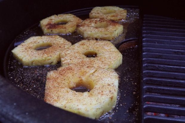 Cooking and searing pineapple rings on a cast iron plancha in a Big Green Egg