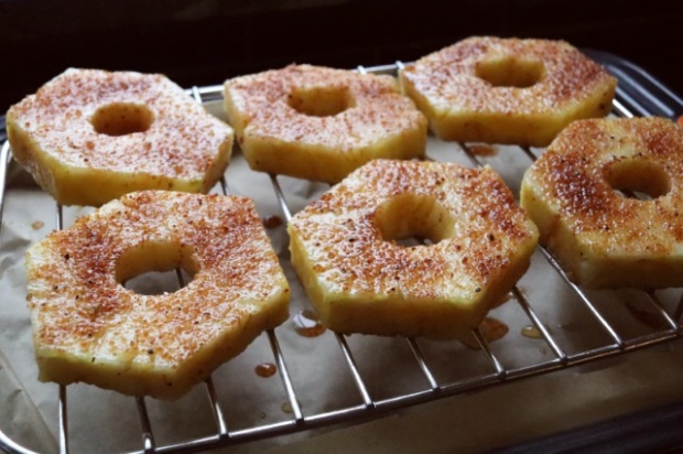 Pineapple rings dusted with fresh Pineapple Head ready to cook