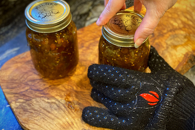 Sealing jars with heat-resistant gloves
