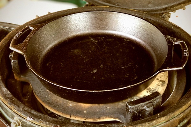 Cast iron pan directly on a platesetter in the Minimax